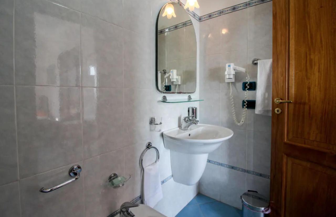 Casa Vacanza Artemis Липари Экстерьер фото